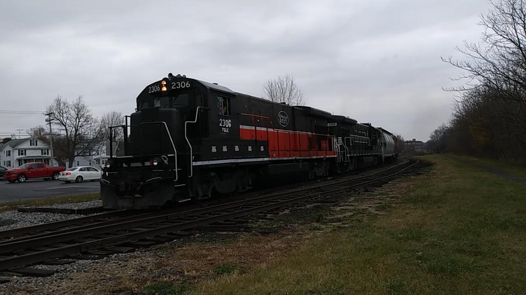 jerrycarrion93's tweet photo. Finger Lakes Railway GC2 Train with FGLK 2306 still in Ex P&W Paint Scheme leading!!!! #FGLK #FingerLakesRailway #FGLK2306 #FGLK2309 #Railroads #Railfan #Trains #Railfanning #ShortLineRailroads #ShortlineRailroad #B23_7 https://t.co/WvGzcCV4Bj
