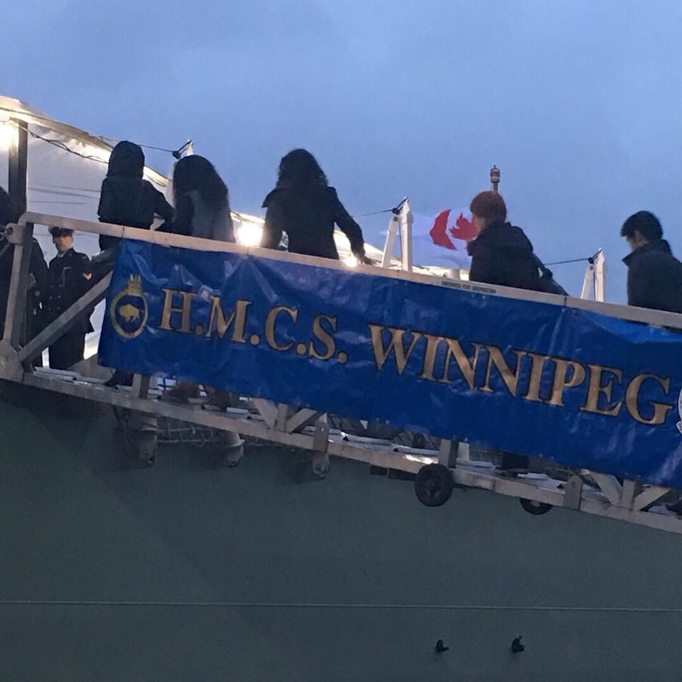 ForcesCanada's tweet photo. Le #NCSMWinnipeg est à #Vancouver pour la #ConfPaix17. De jeunes délégués ont eu l’occasion de le visiter et d’en apprendre davantage au sujet de la #MarineRC #MaPaix https://t.co/BjkAPr0AiW