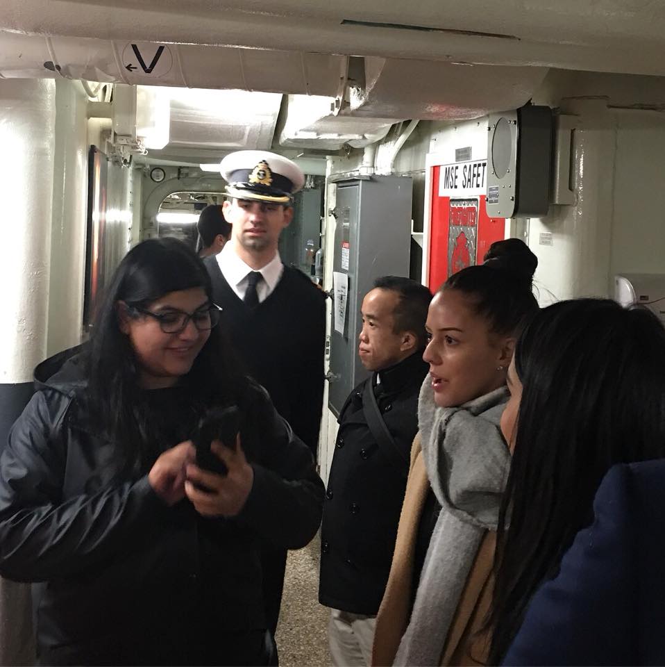 ForcesCanada's tweet photo. Le #NCSMWinnipeg est à #Vancouver pour la #ConfPaix17. De jeunes délégués ont eu l’occasion de le visiter et d’en apprendre davantage au sujet de la #MarineRC #MaPaix https://t.co/BjkAPr0AiW