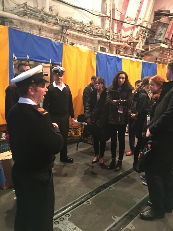 ForcesCanada's tweet photo. Le #NCSMWinnipeg est à #Vancouver pour la #ConfPaix17. De jeunes délégués ont eu l’occasion de le visiter et d’en apprendre davantage au sujet de la #MarineRC #MaPaix https://t.co/BjkAPr0AiW