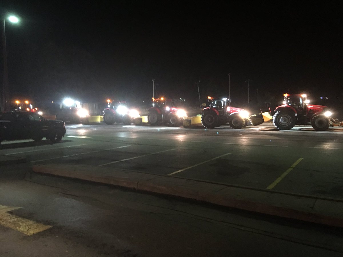 derrickPRF's tweet photo. Some machinery moving tonight with @AndrewH713. Eight in convoy. https://t.co/mObMRfvtGN