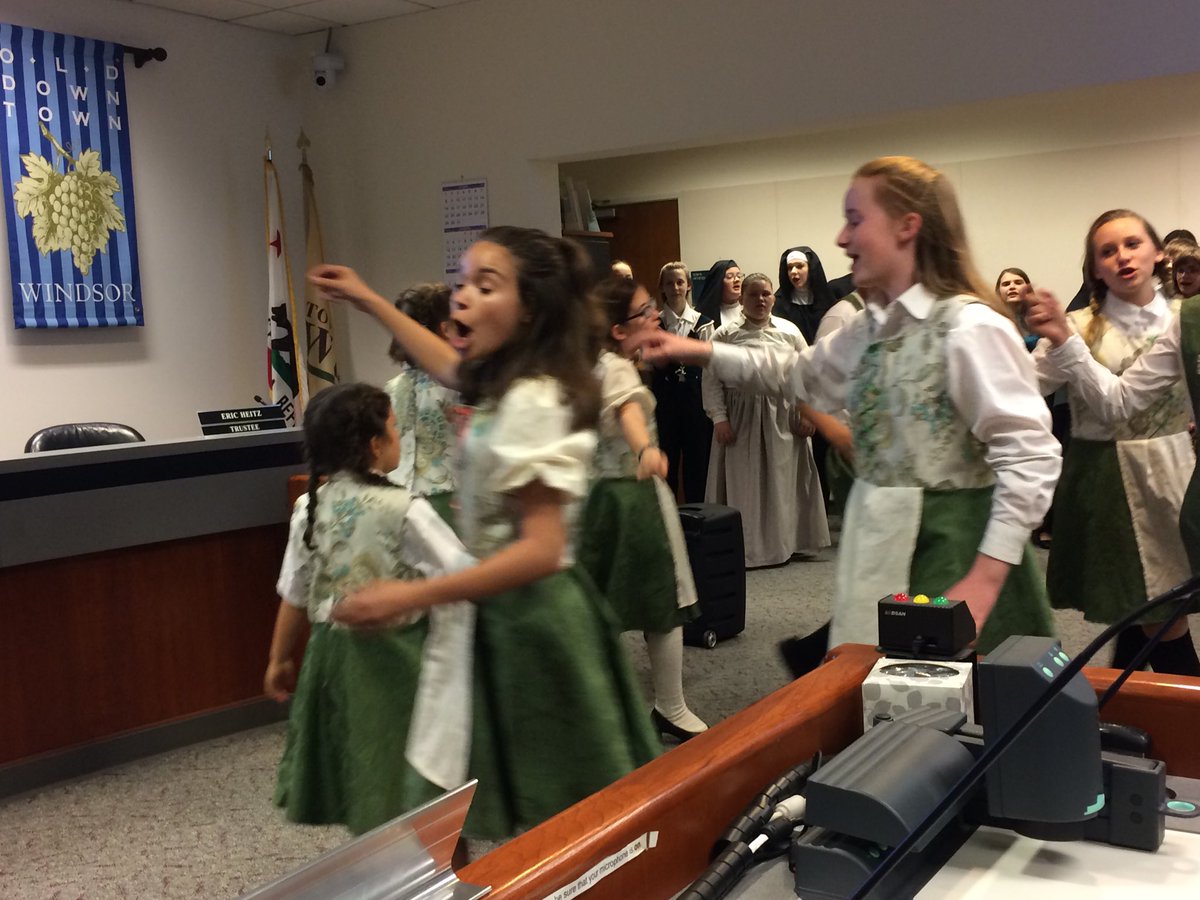 HRberkey's tweet photo. Maria leads the #WindsorMiddleSchool Von Trapp children as they learn to sing https://t.co/XTdVOqr5NW