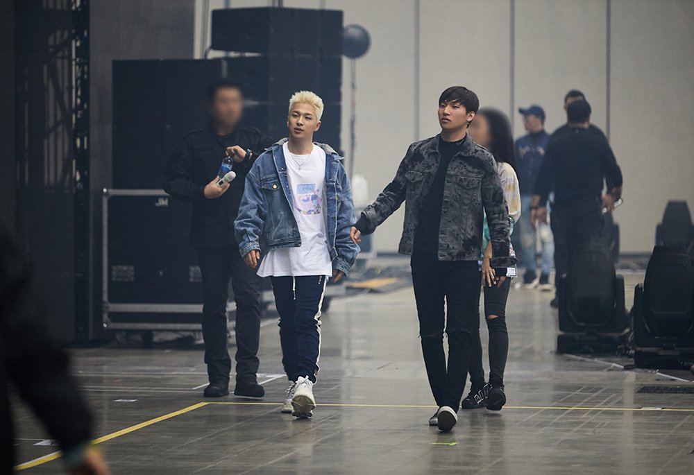Vliveofficial's tweet photo. 콘서트 준비를 위해 오랜만에 뭉친 #빅뱅 여전히 케미 쩌는 뇽토리랑 농염함 원탑 대성이랑 태양까지ㅜㅜ 비하인드 컷 보니 기대감 오지구여.. 연말콘은 역시 빅뱅이지 ♥ https://t.co/OKIKRD5HPI https://t.co/NbIDnVIDND