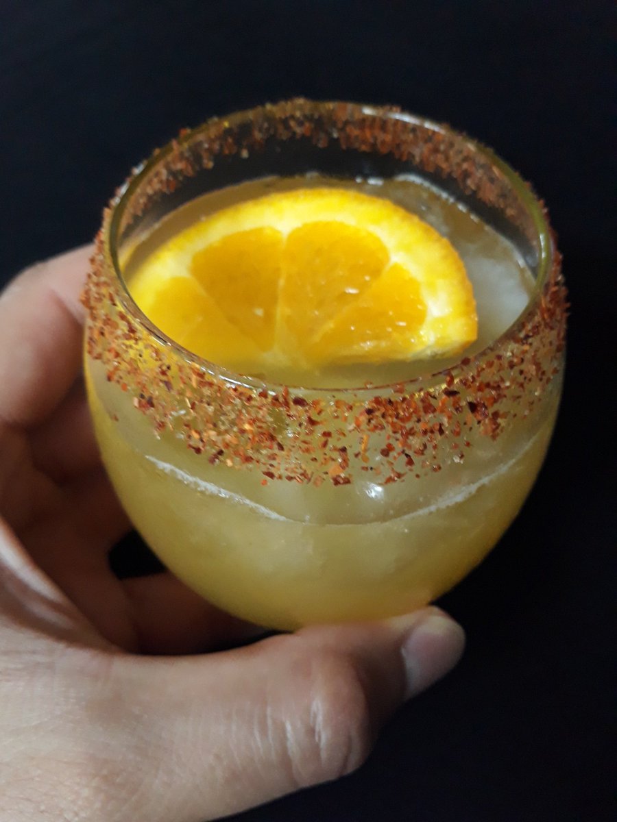 Mezcal+zumo de toronja+ zumo de limon orange bitter+ tajin= una experiencia Kool Party