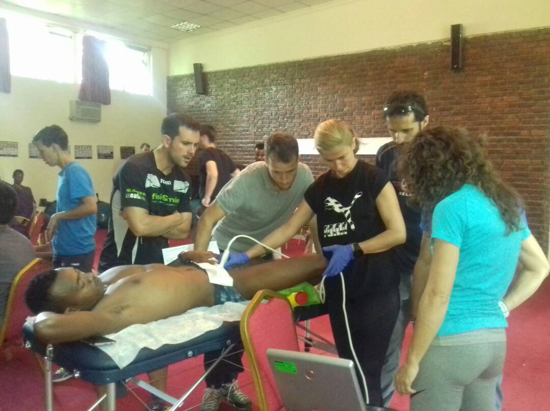 jordireigfisio's tweet photo. Tratamiento a los jóvenes atletas es otro de los objetivos de @run4ethiopia 27 fisioterapeutas y 1 médico viajamos en 2017 , te apuntas en 2018? @fisioYmas @jeronillorca #Solidaridad #ONG  @acrossafrica_ https://t.co/ktI3QCrGRe