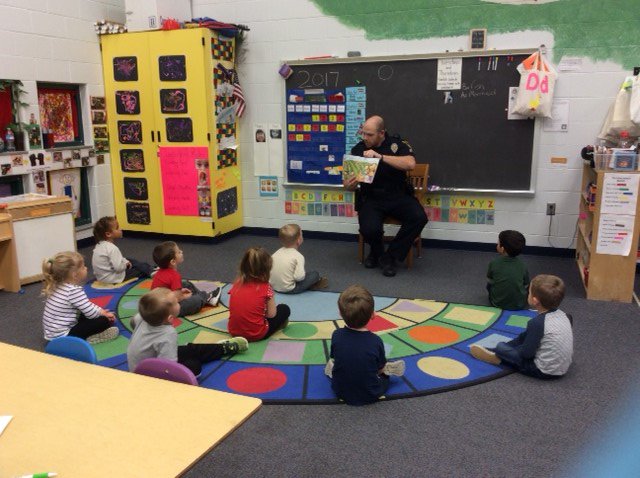 Topeka_Police's tweet image. Learning together through reading- #learningABCs