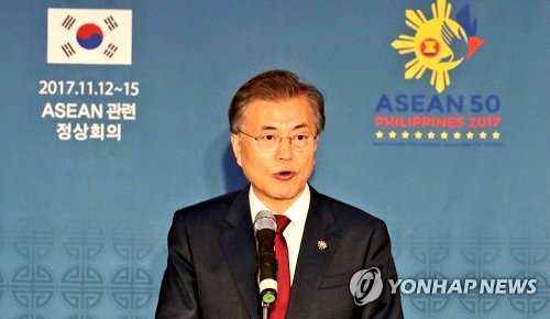 文정권들어 안보불감증이 도지고있다.국정원장을 모조리 잡아넣고,두달째 北이 도발안하니 평화무드라며 韓美훈련축소와,북이 非核化를 단계적으로 하는조건으로 美國에 상응한 요구를 한다며 중재자역을 자임한다.그야말로 金동무심복이 할소리다.김관진까지 구속시키니 北의 비위를 맞추고 있는건가,