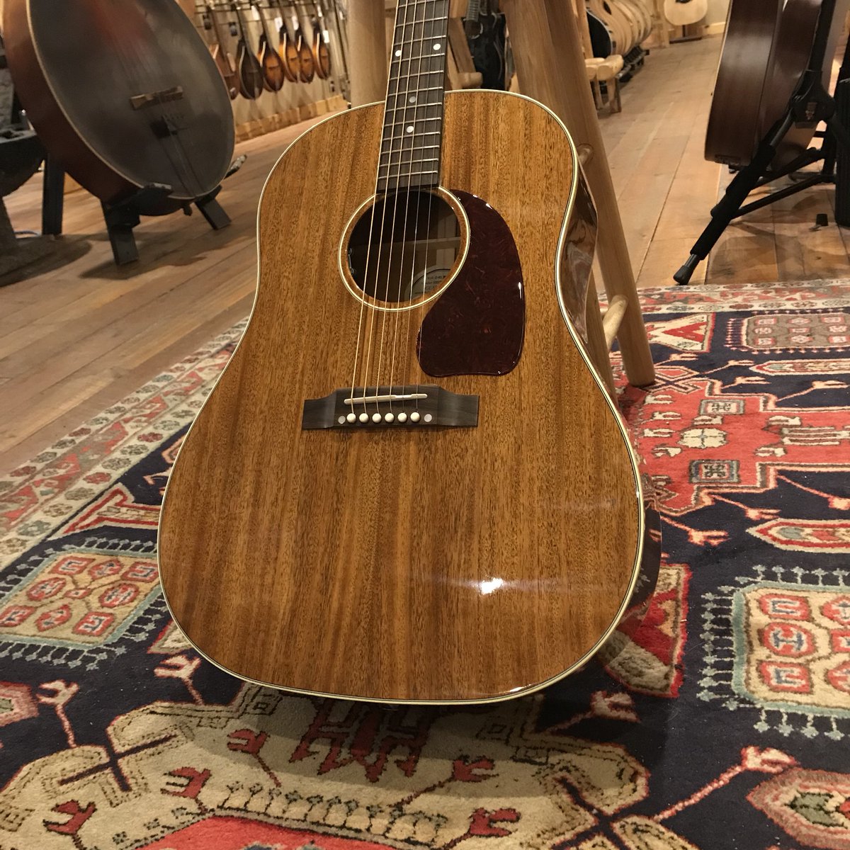 AcousticLetter's tweet photo. All Mahogany J-45 from Gibson!! #limitededition #gibsonmontana #j45 https://t.co/5PlahoCMng