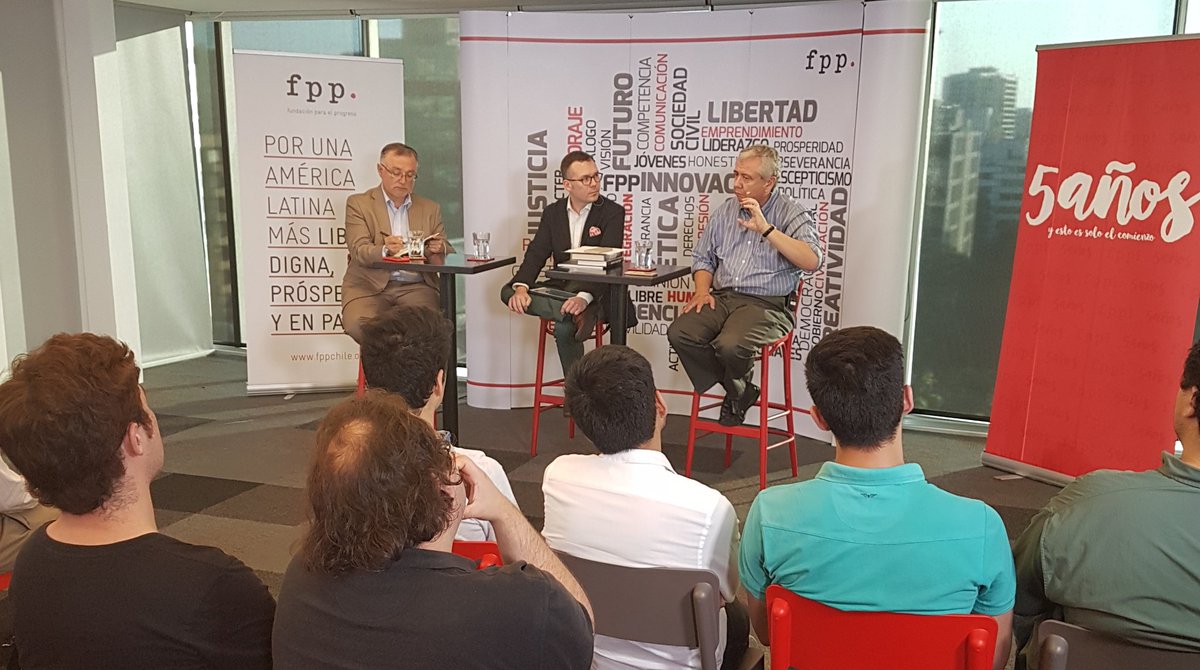 fppchile's tweet photo. Damos inicio al análisis de @cultrun y @gcorderomendoza sobre el panorama político en Chile post-electoral. #fpp5 https://t.co/3YYADntGzY