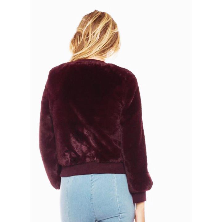 ilovecarytown's tweet photo. ๐ #Trend alert! This fuzzy #newarrival is the next addition to your fall wardrobe! Get it @ @LexsofCarytown
#carytown #shoplocalrva #shoprva #bomberjacket #rva #fuzzyjacket #holidayjacket #burgundyjacket https://t.co/avsH9X96ah