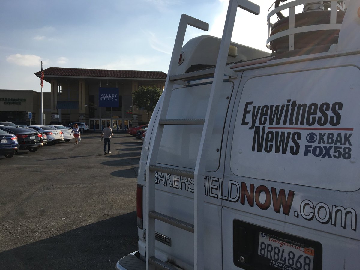 KyleHarveyOnTV's tweet photo. Follow @HannaBattah for the latest on a robbery at #ValleyPlazaMall in #Bakersfield. (Developing Story) @bakersfieldnow https://t.co/qPKDhvWKoP