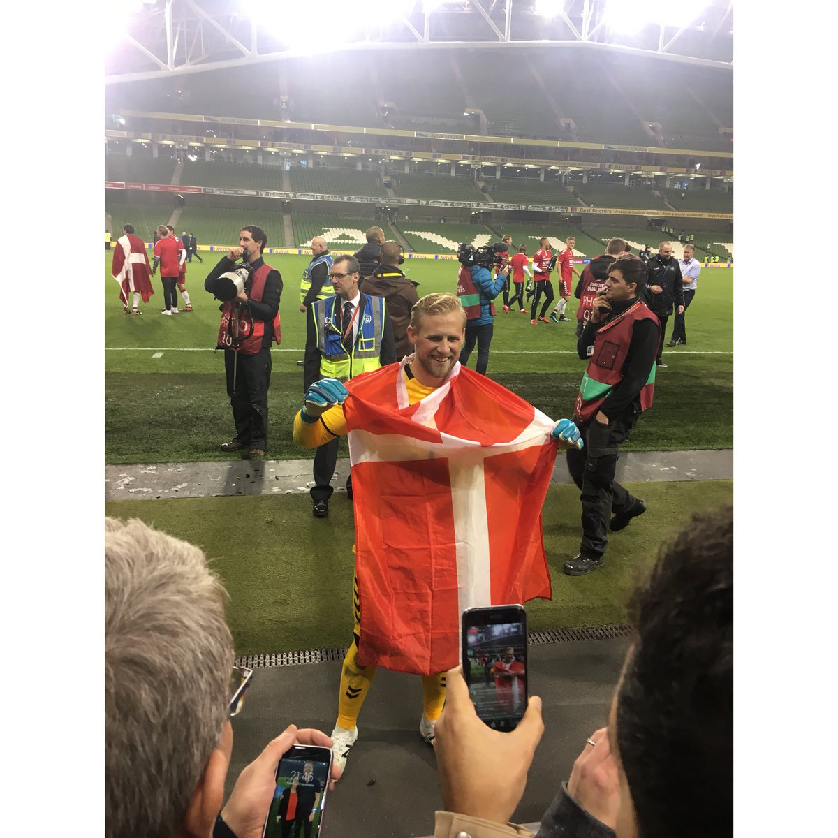 thatdanishgirl's tweet photo. Incredible atmosphere at @AVIVAStadium tonight. Proud to be Danish but a bittersweet feeling for the Irish part of me 🇩🇰🇮🇪 #IREDEN #IREDAN @kschmeichel1 https://t.co/wY6wl9540N