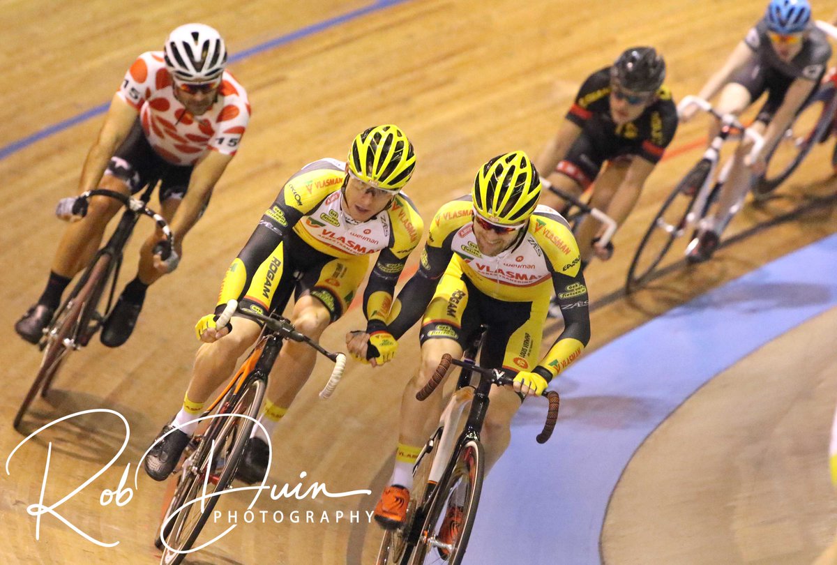 koppelomnium's tweet photo. @GinoVierhouten en @RoyEefting gaven sjaz-patat op het goudbruine lariks van @SportpaleisAlkm 2e werden Yentl Ruijmgaard - Mel van der Veekens https://t.co/CqnI9pVkwU https://t.co/0jPxh8g2bo