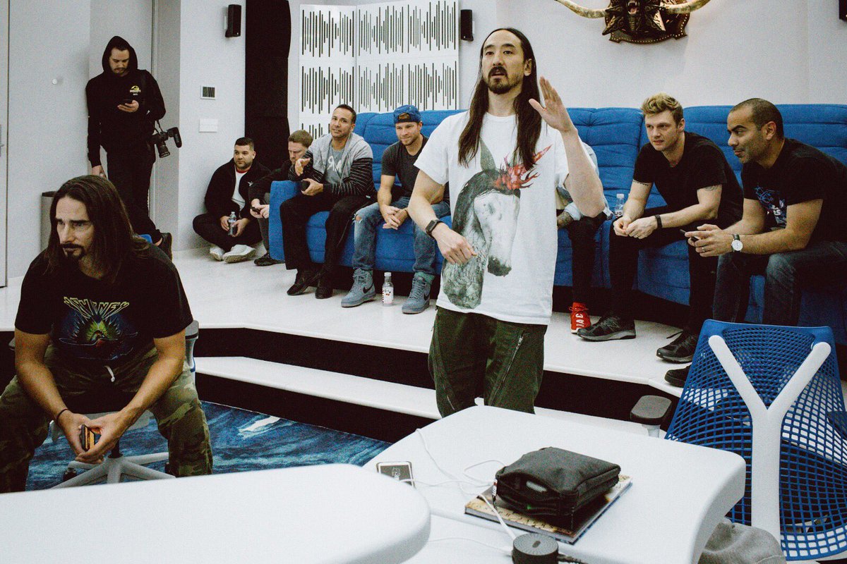 Studio vibes @backstreetboys #neonfuturecave https://t.co/AMM93bSRdi