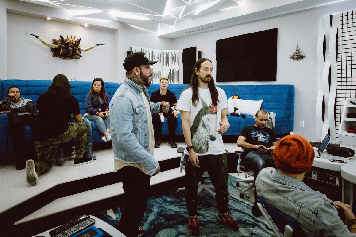 Steve aoki bts. Стив Аоки в молодости. Стив Аоки торт. Azukita Стив Аоки. Топ и Стив Аоки.