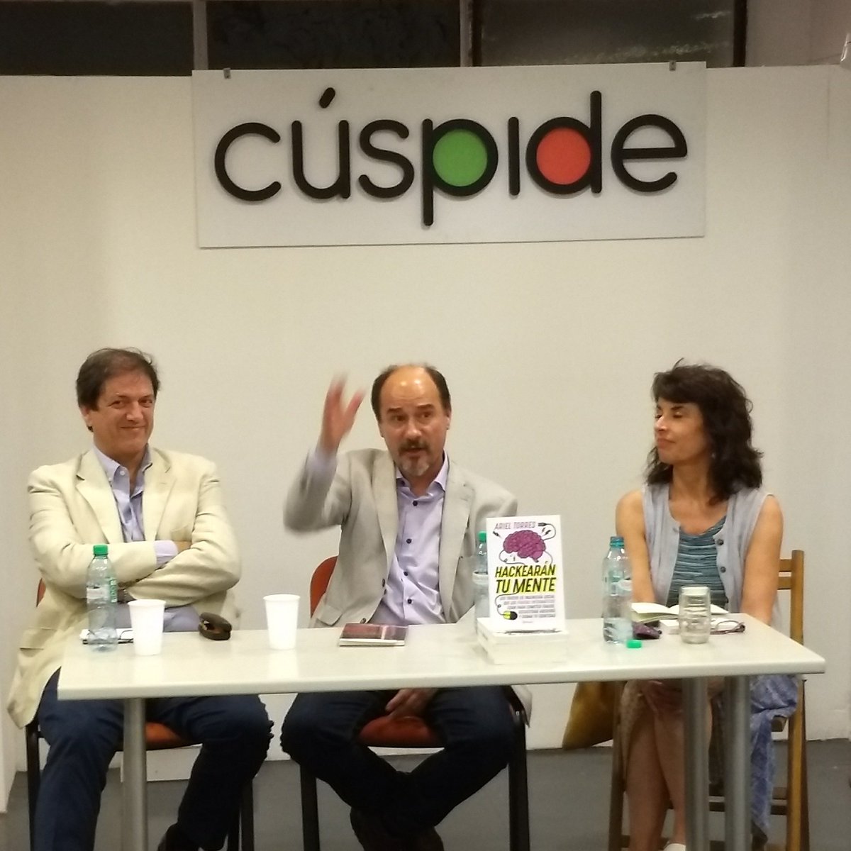 tomyto's tweet image. En la presentación oficial de #HackearanTuMente de @arieltorres 👍📖