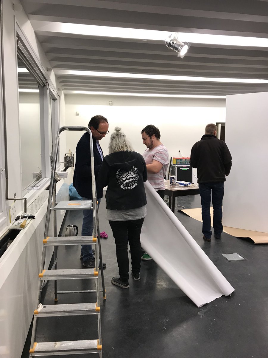 sophiebeer040's tweet photo. Deur gelakt in ons nieuwe pand. 👍🏼 al zeg ik het zelf....#samenaandeslag #Designhuis @Studio040 https://t.co/AX0WBLAq0Y