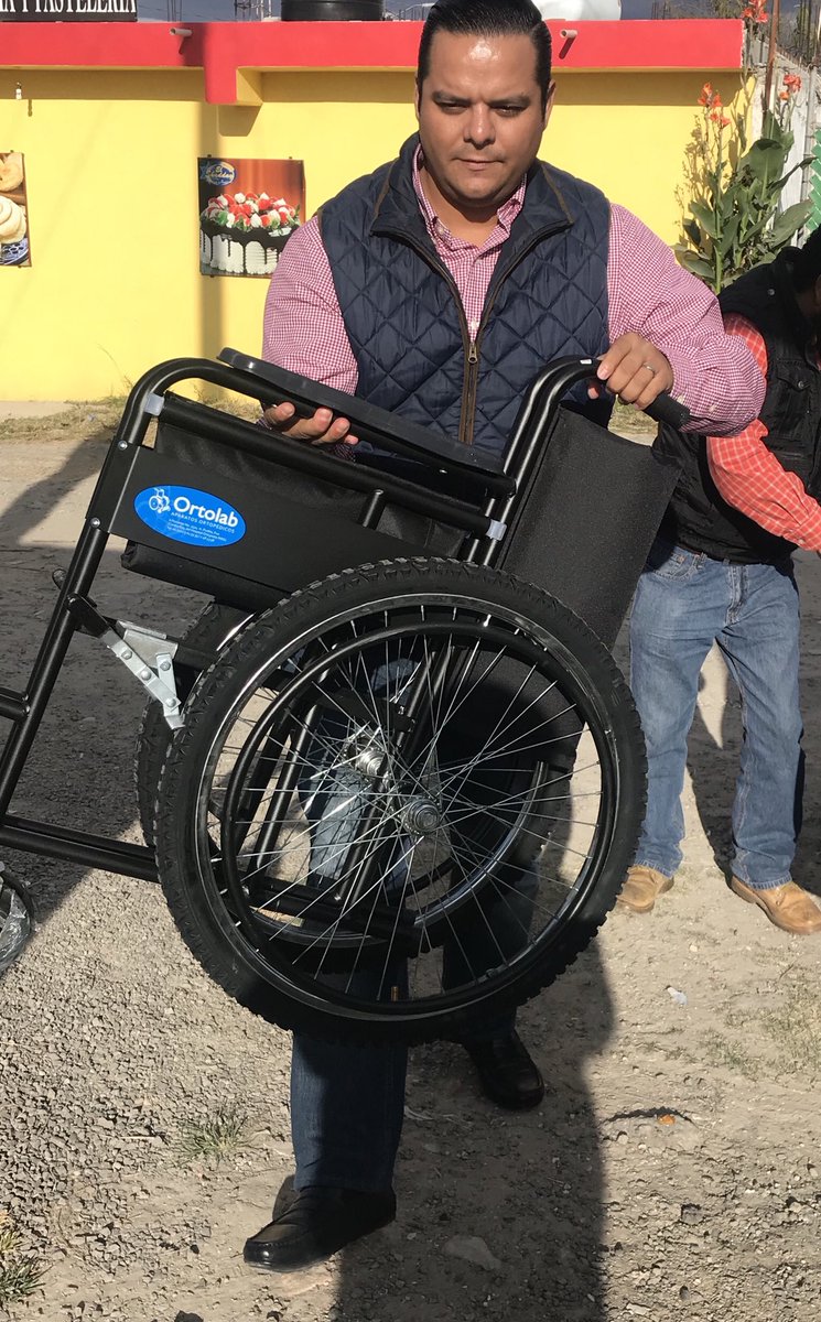 RicardoChavero's tweet photo. Hoy en la Col Valle de Anahuac hicimos entrega de 1 silla de ruedas a ntro amigo José Luis, quien nos solicitó el apoyo en días pasados #Uni✌🏼XPuebla https://t.co/jJrERsdkDo