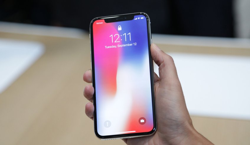 SoyVenezuelaX's tweet photo. Apple trabaja en tres nuevos teléfonos con el diseño del IPhone X para el 2018: Según la información, el modelo de tecnología LCD, tendrá 6.1 pulgadas, uno de los modelos OLED, será idéntico al IPhone X de 5.8 pulgadas y el tercero, tendrá 6.5 pulgadas y… https://t.co/EprggKeeVo https://t.co/2qDnUJU9va