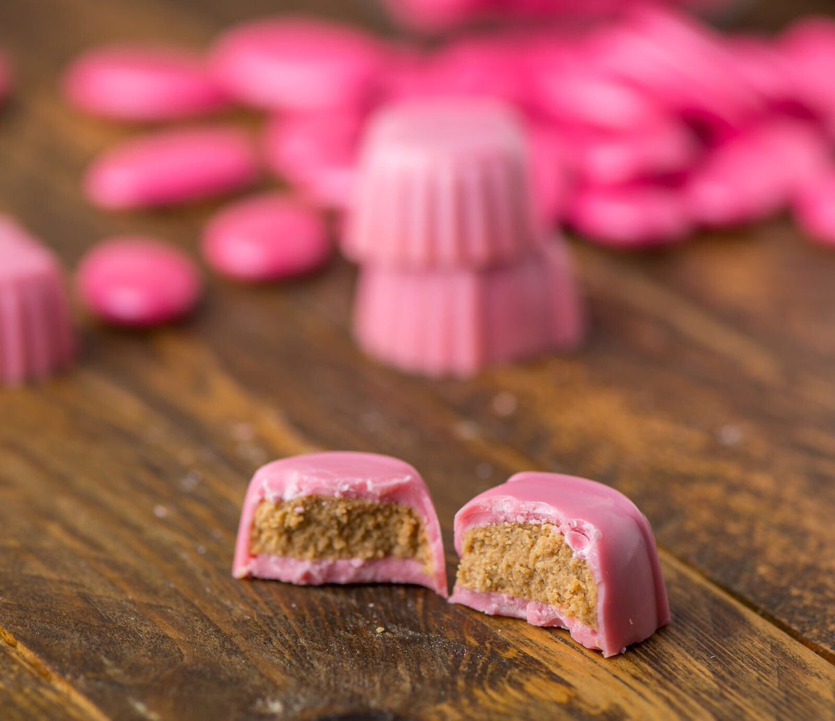 Kokolekabh's tweet photo. Strawberry lotus chocolate 

#chocolate #lotus #strawberrry #coffee #bahrain #sweet #belgianchocolate https://t.co/OQR1rQLBjt