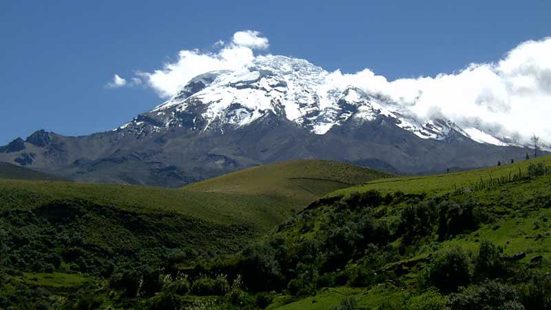 becs428's tweet photo. La parte superior de Mt. Chimborazo es el más lejos del centro del mundo. Técnicamente la es 1.5 millas más alto de Mt. Everest! #ecuador301 https://t.co/EEM5TJHXzf