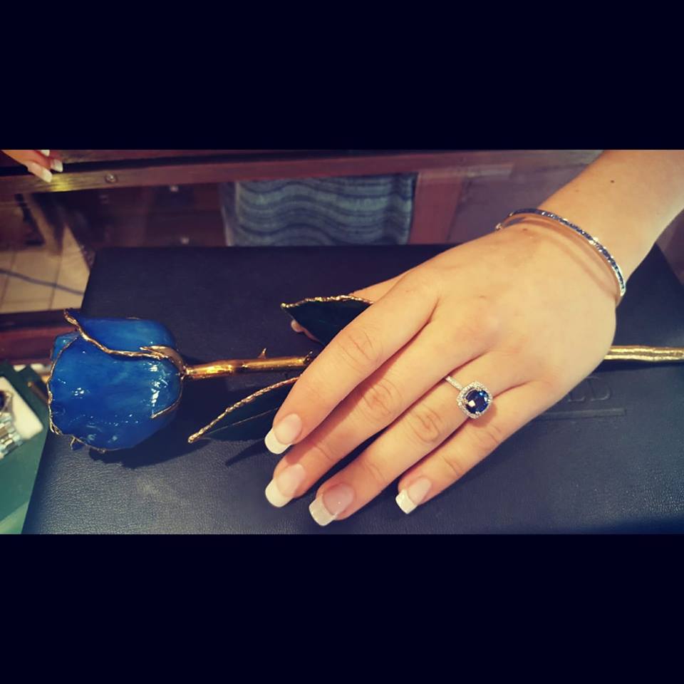 artistryingold's tweet photo. 18K White Gold, 2.92 Ct Oval cut Sapphire Ring RRP: $14125.00 https://t.co/mMOUbcb2s0
18K White Gold, 27 2.16 Ct Sapphire Bangle RRP: $2400.00 https://t.co/YTpW1RZDOW
24K Gold dipped Rose RRP: $140 https://t.co/iGyfLIMqHf
#reddeeer #shoplocal #ILoveDiamonds https://t.co/OqMs6prrXY