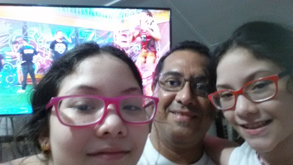 CabasEdwin's tweet photo. #viendoGuerreros desde Bquilla con mis hermosas hijas viendo el mejor programa "guerreros" https://t.co/neKXhScodA