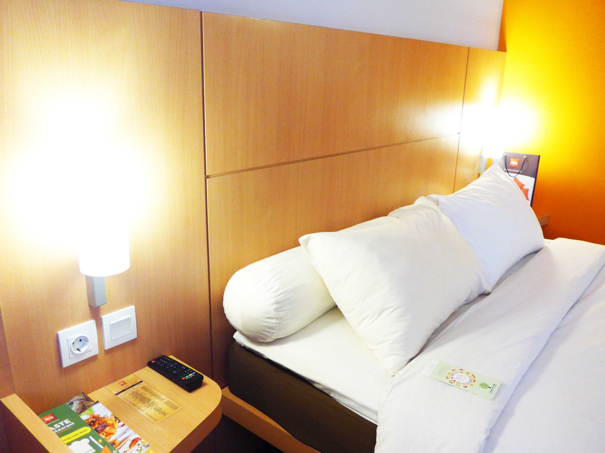 Kami menginap di salah satu dari 208 kamar yang terdapat di <a href="/ibisSerpong/">ibis Gading Serpong</a> dengan kasur yang empuk, dua bantal (juga tersedia extra pillow di lemari), dan dua guling! Full review: travelmulu.com/post/167111774…