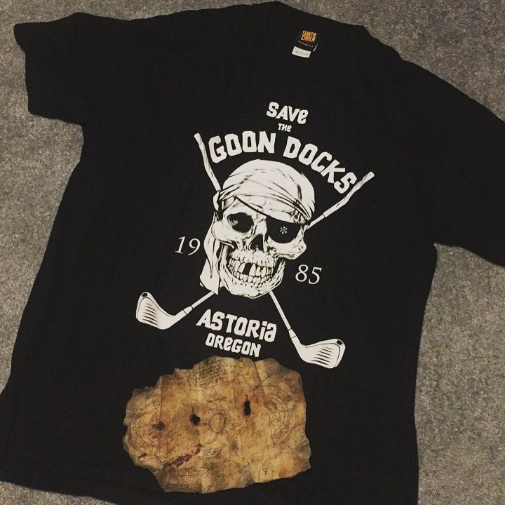 SantaCarlaCA's tweet photo. Arrgghhh me hearties! One-eyed Willie here to let you know that this and other selected shirts are now at the reduced price of £8.99, while stocks last. Check out our eBay and Etsy stores... #savethegoondocks #goonies #gooniesfan #gooniesforlife #gooniesforever #moviegifts https://t.co/S0P4UAEtpo