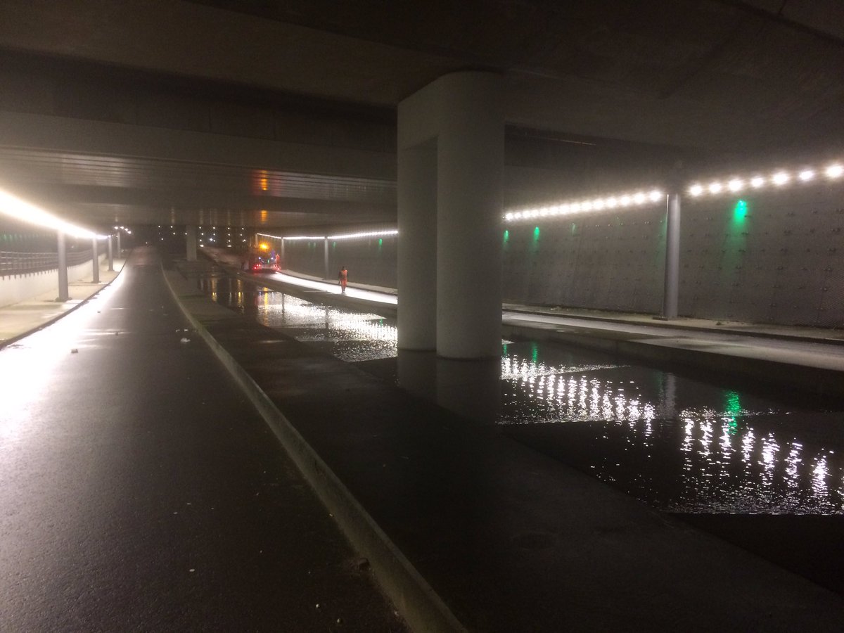 Samen met de @Riooldienst aan t werk #zuiderparkweg #waterkering #nachtdienst <a href="/charlois_rdam/">Charlois Rotterdam</a> <a href="/Stadsbeheer010/">Stadsbeheer010</a> <a href="/casebay1/">Kees Bakelaar</a> ^LvB