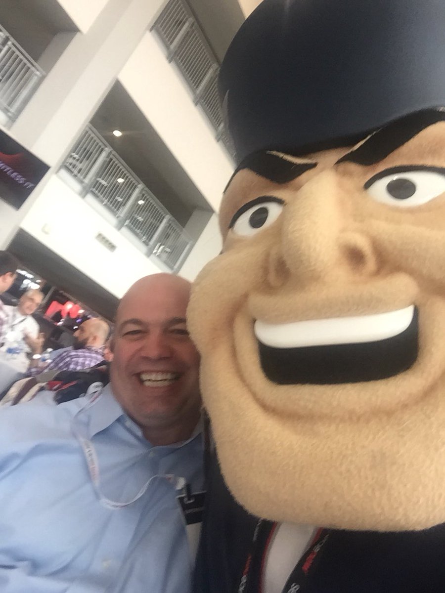 tweetgrady's tweet photo. Great day with customers at the #ServiceNow #LimitlessIT event in New England - got a selfie with mascot - big fan of in-platform analytics https://t.co/7kpgrFuBum