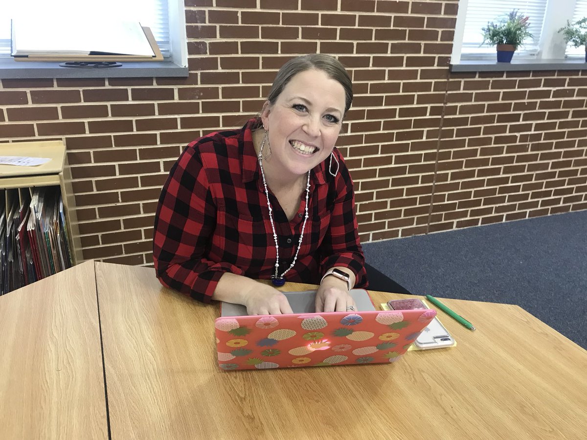KWarrington411's tweet photo. Tech Tuesday was about Twitter! They even participated in their first Twitter chat. Growing professionally doesn’t have to be in a classroom. #finchpd #finchfalcons #MyMISD https://t.co/7fxdfLn4Qz
