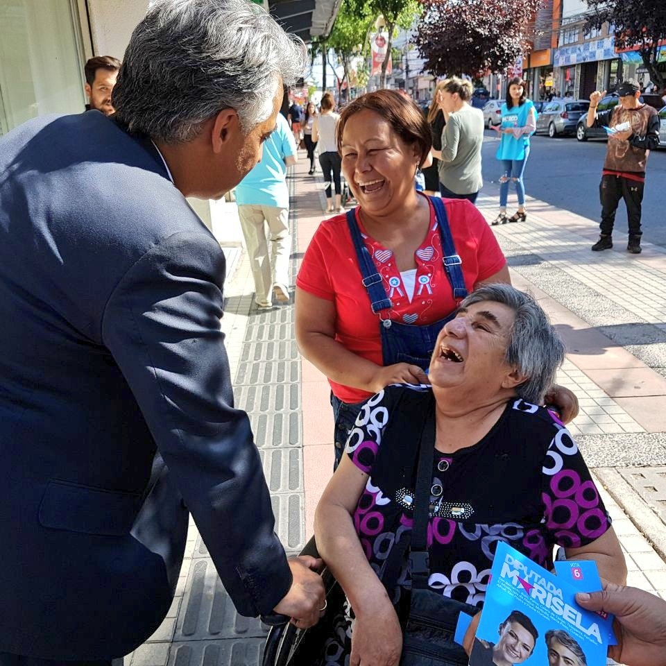 marcoporchile's tweet photo. 🇨🇱#MarcoEnSanBernardo | Algunos candidatos creen que la campaña ya terminó, nosotr@s vamos a luchar hasta el último minuto. ¡Gracias por tanto Chile! https://t.co/IS1W24oKEC
