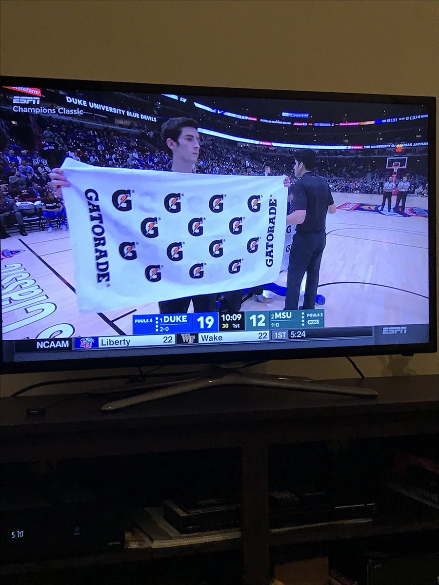 TO_OTCS's tweet image. Duke avoiding cameras on an injured Marvin Bagley like he’s Justin Bieber