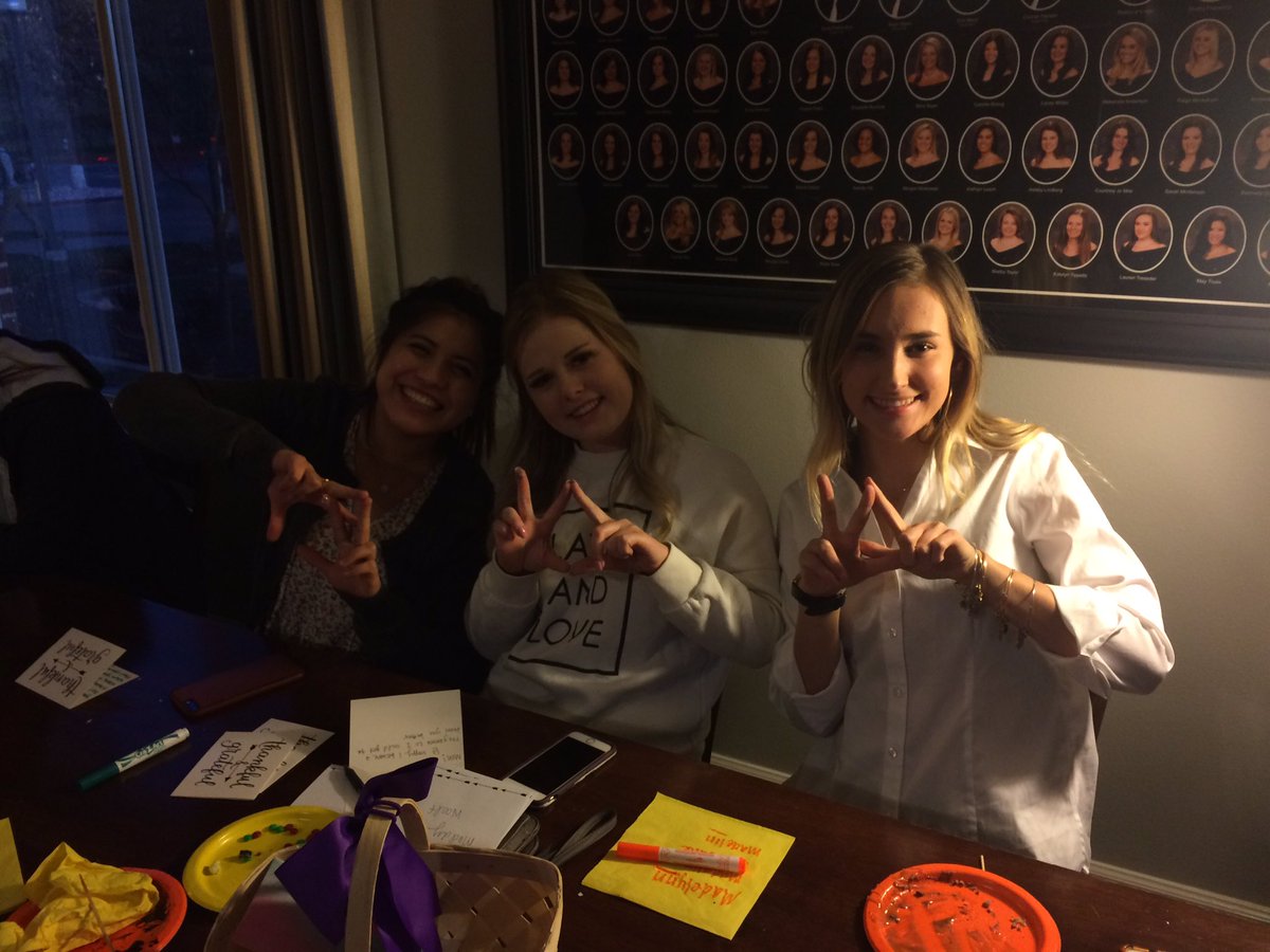 usuaxo's tweet photo. Love our sisterhood outside of alpha chi #panhelllove https://t.co/ycBufnqMDD