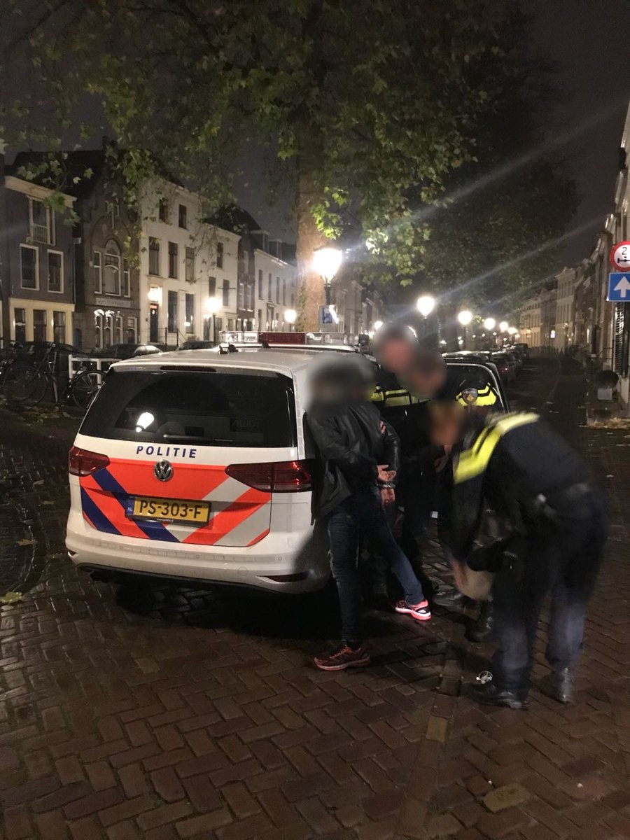 PolitieJW's tweet photo. Straatrover op heterdaad aangehouden door @PolitieDennis en collega's 💪 De telefoon was #boefproof 👊 @PolitieUtrecht https://t.co/ACYeLhimNb