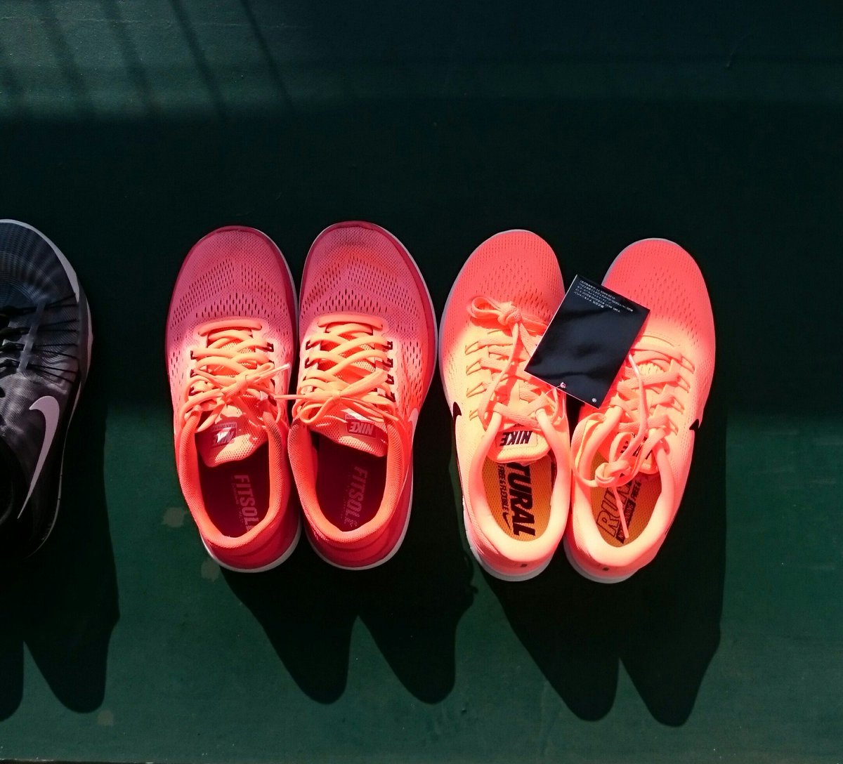 Nacoji 5 29デザフェスe143 No Twitter 最近ネットで買った落ち着いたサーモンピンクだと思ったら蛍光オレンジだった靴 と 去年ネットで買った明るい赤だと思ったら蛍光オレンジだった靴 バカな 何度同じ轍を ッ