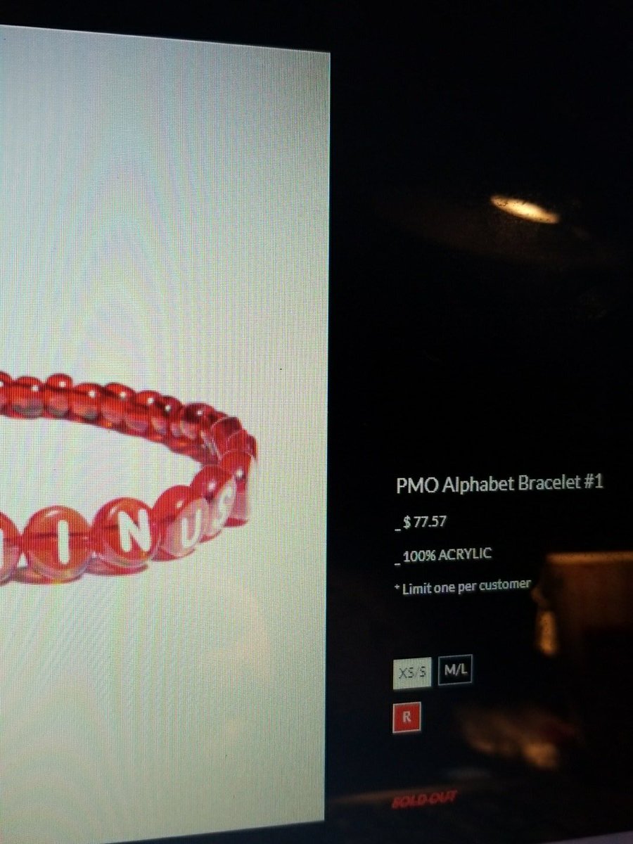 BigHit_Chairman's tweet photo. Dafuq I can make this braclet for less than $5 I'm dead ๐ง๐ค #PMO #GDRAGON #bitchwhy https://t.co/kKIoFRZl9G