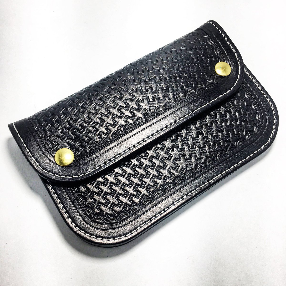 ace_miyazaki's tweet photo. BASKET TRACKER WALLET
Xmas2017 Limited Edition
2017年クリスマス限定 Tracker’s wallet2種。
メルマガ会員様を対象に本日予約受付開始。
#handmade #leathercraft #leathergoods #leatherwallet #bikerwallet #leathercarving #curvingwallet #trackerwallet #backdropleathers #backdropseat https://t.co/yeAFqszI5i