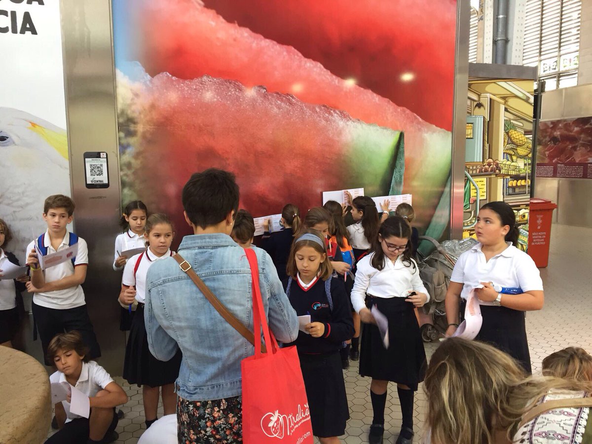 esclavasVLC's tweet photo. Acabamos visitas al #MercadoCentral con nuestro proyecto de #ConsumoResponsable en 4to de Primaria. Hemos aprendido mucho de #AlimentosSaludables y #ComercioJusto. #CompraEnElMercado https://t.co/zK6rtAsiYH