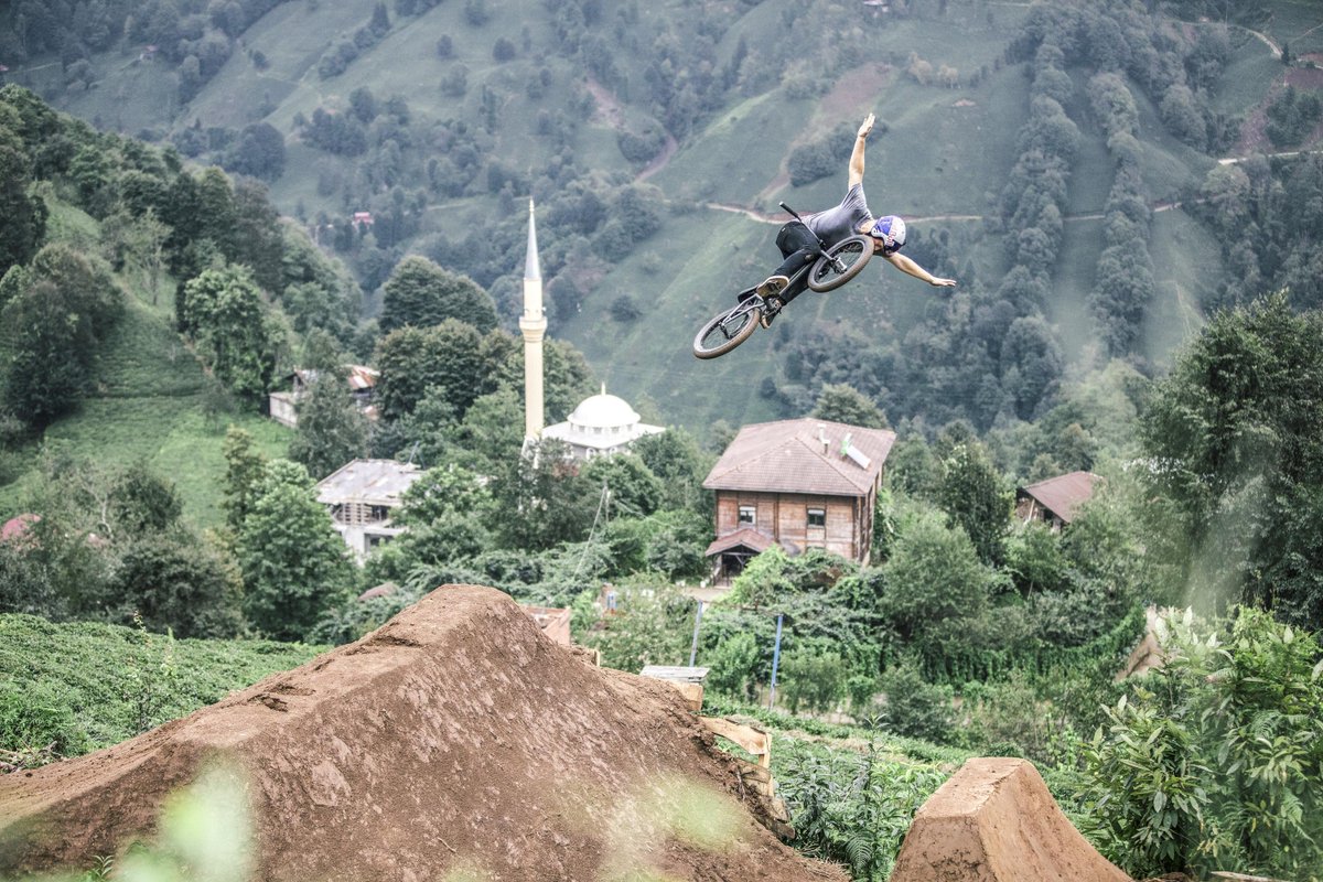 btmgzn's tweet photo. 2 adrenalin sporcusu çay tarlasında bisiklet gösterisi yaptı -video https://t.co/4TMkjtKfOA #arifgul #sergiolayos #bmx #rize #cay #btmagazin https://t.co/1PQTdeVWus