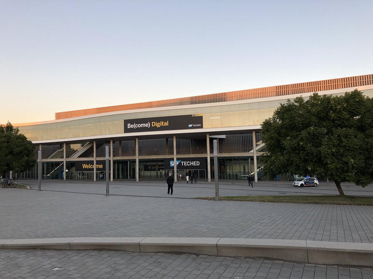 Konstantin_404's tweet photo. Let's get nerdy - Day 2 @ SAP TechEd Barcelona 2017 #teched2017 #SAP #SAPTechEdِ https://t.co/945Co8GGdT