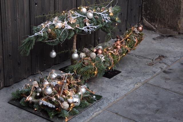 SfeeeerGoes's tweet photo. 🌲Kerst workshop met Sfeeeer. U kunt kiezen tussen een vierkante schaal opgemaakt of een guirlande op standaard 🌲 Di 12-12 🌲€ 35,- p.p. https://t.co/kROHJkpHr4