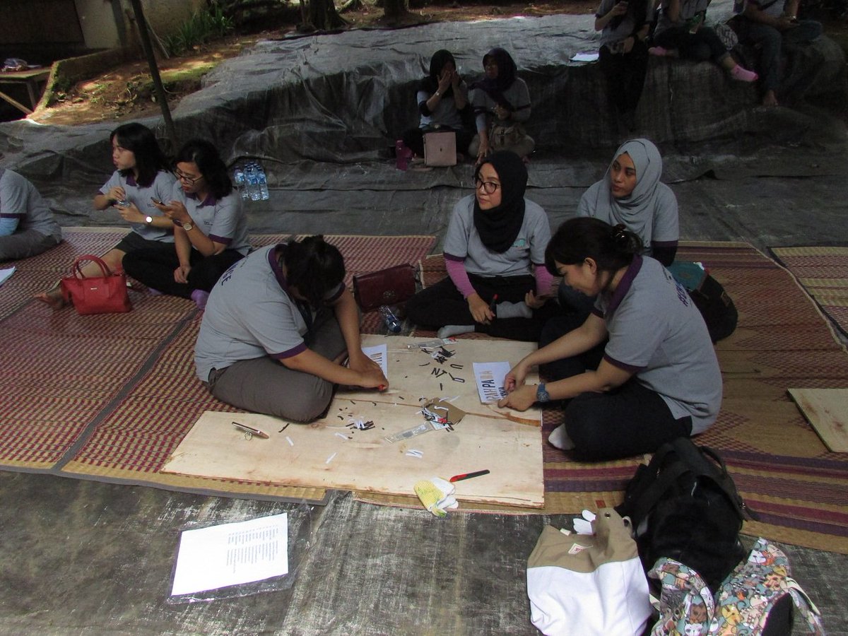 RadanaFinance's tweet photo. Selasa, 14 November 2017 Radana Finance bersama Mahadasha Group melaksanakan program CSR yang diadakan di Kampung Pasir Karet, Desa Cijayanti, Kecamatan Babakan Madang Kab. Bogor.
Program tersebut mengambil tema Air Untuk Kehidupan #RadanaFinance #Mahadasha #CSR #Bogor #TMTGroup https://t.co/ofNExEj2ta