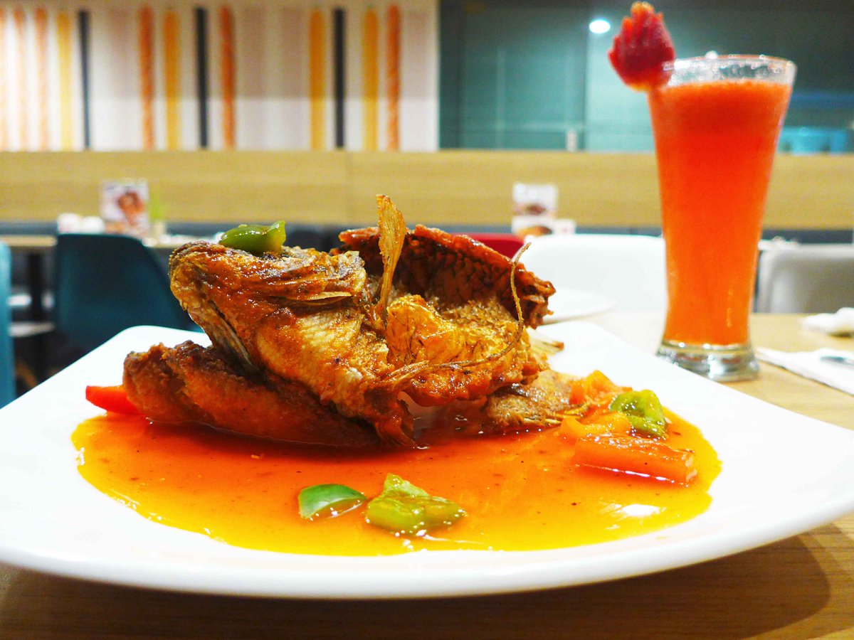 Ternyata TASTE restoran <a href="/ibisSerpong/">ibis Gading Serpong</a> juga melayani makan siang dan makan malam. Saya dan suami berkesempatan mencicipi aneka menu lokal dan Asia. Happy tummy :) Full story: travelmulu.com/post/167111774…