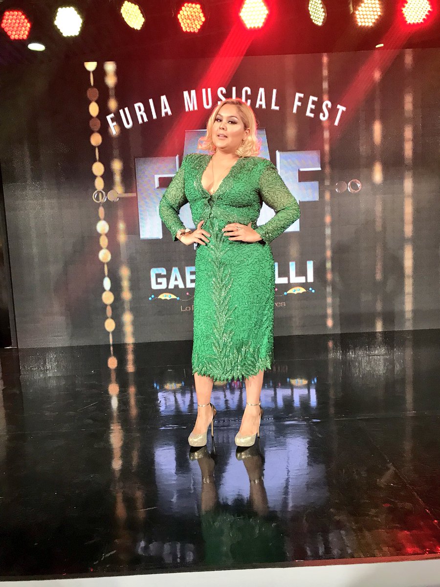 Wendolee's tweet photo. #alfombraroja #outfit #verdeesmeralda #furiafest @furiamusical @NicoPRmx https://t.co/p49lRZnR3S