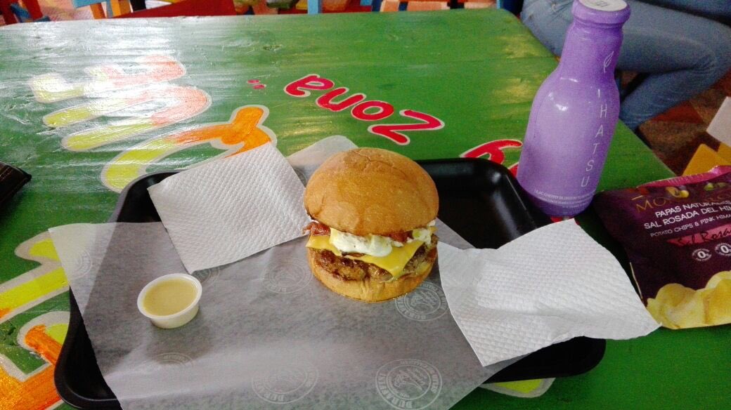 faxlocal's tweet photo. #burgermasterco en ABC probando la montanamaster https://t.co/o2VNO3lkth