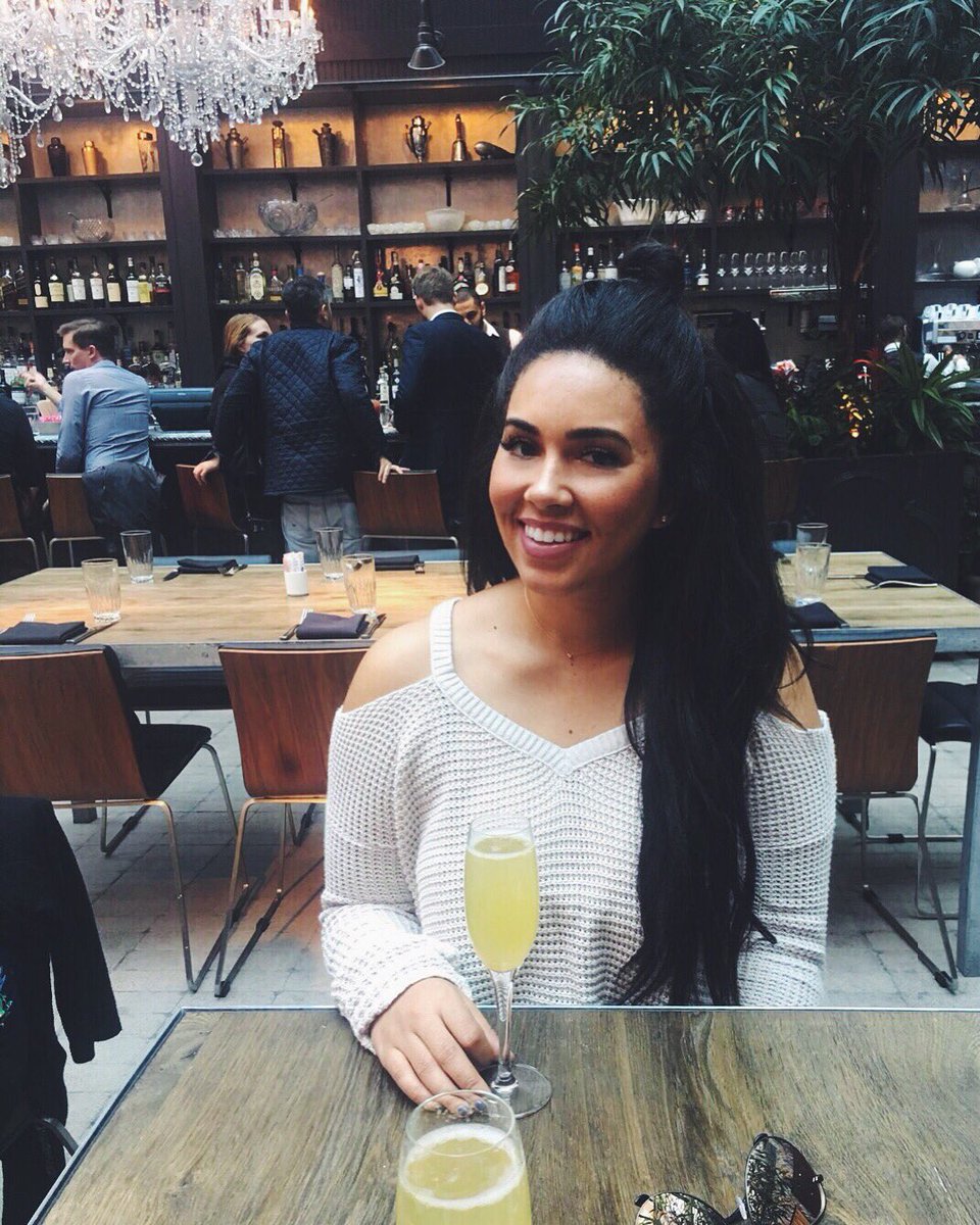 paigepettis's tweet photo. take me back to nyc ✨ reliving my trip (and the road to the #WorldSeries) through my new blog post
https://t.co/7jTJ9soUZq
#nomokitchen #explorenyc #ALCS #onestadiumatatime #EarnHistory https://t.co/DdhlFSZxZJ