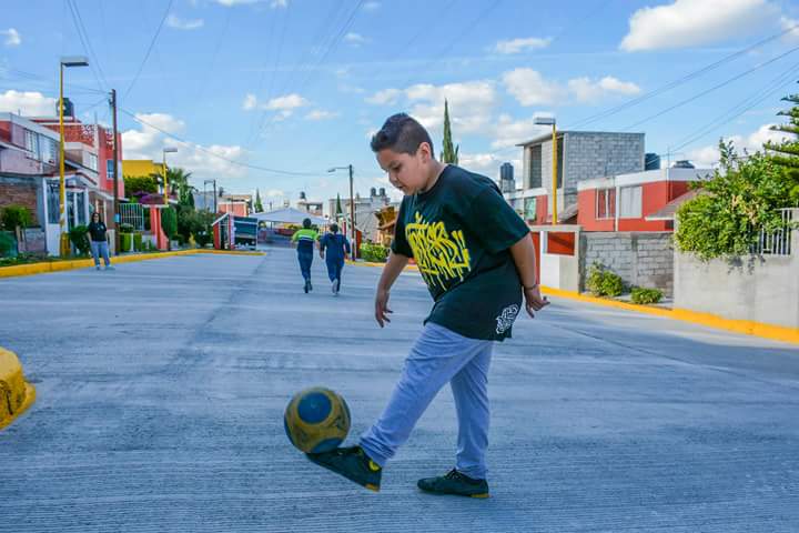 AdanBe's tweet photo. En #LomasDelParque realizamos la pavimentación con #ConcretoHidraulico de estacionamientos.
Trabajando en equipo logramos mejores resultados.
#TrabajandoContigo #Tultitlan #Edomex https://t.co/TyWo4W4AQu