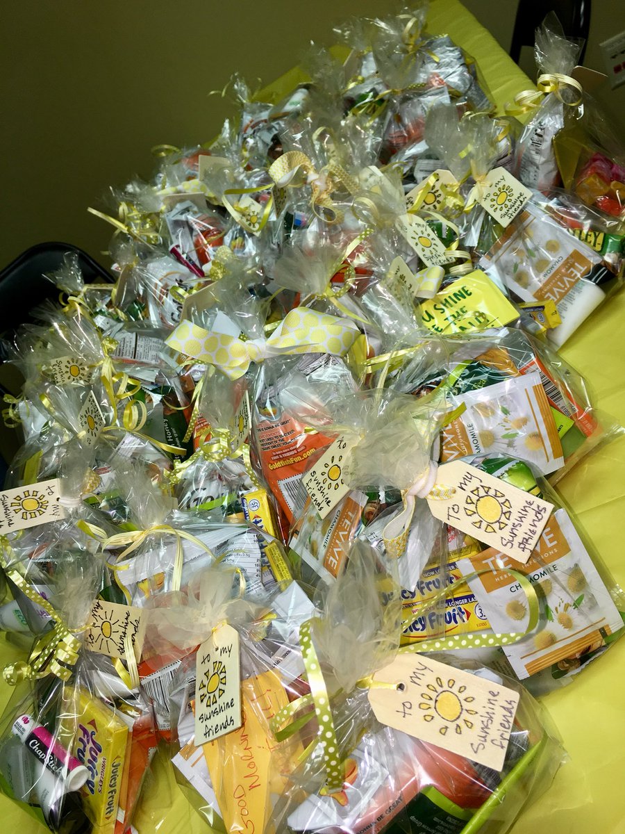 GermantownLol's tweet photo. We had so much fun making Sunshine bags today for all of the wonderful kiddos at Le Bonheur Children’s Hospital 🤗☀️#LinksofLuv #SpreadingSunshine #SpreadTheLuv https://t.co/Uvk3EhIh6E